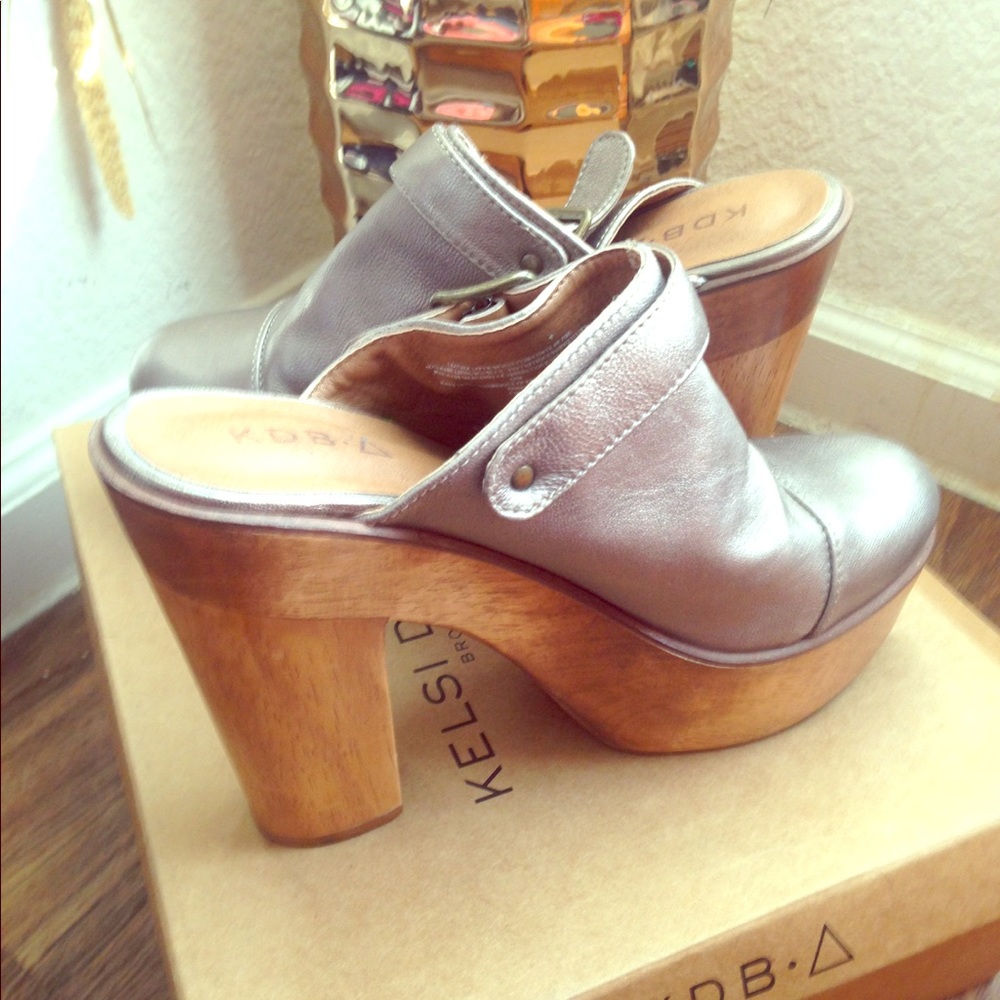 Closed toe clogs